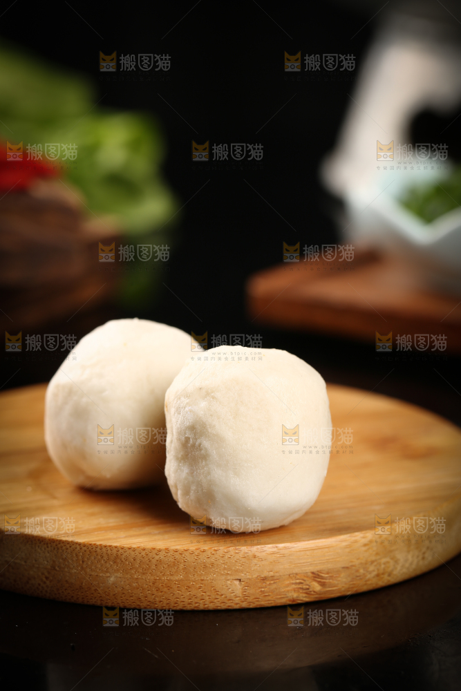 木板上摆放着鱼丸