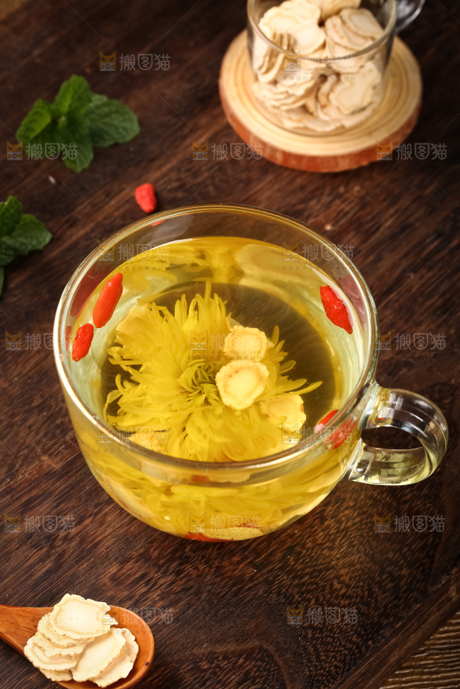 木底上放着一杯人参菊花茶