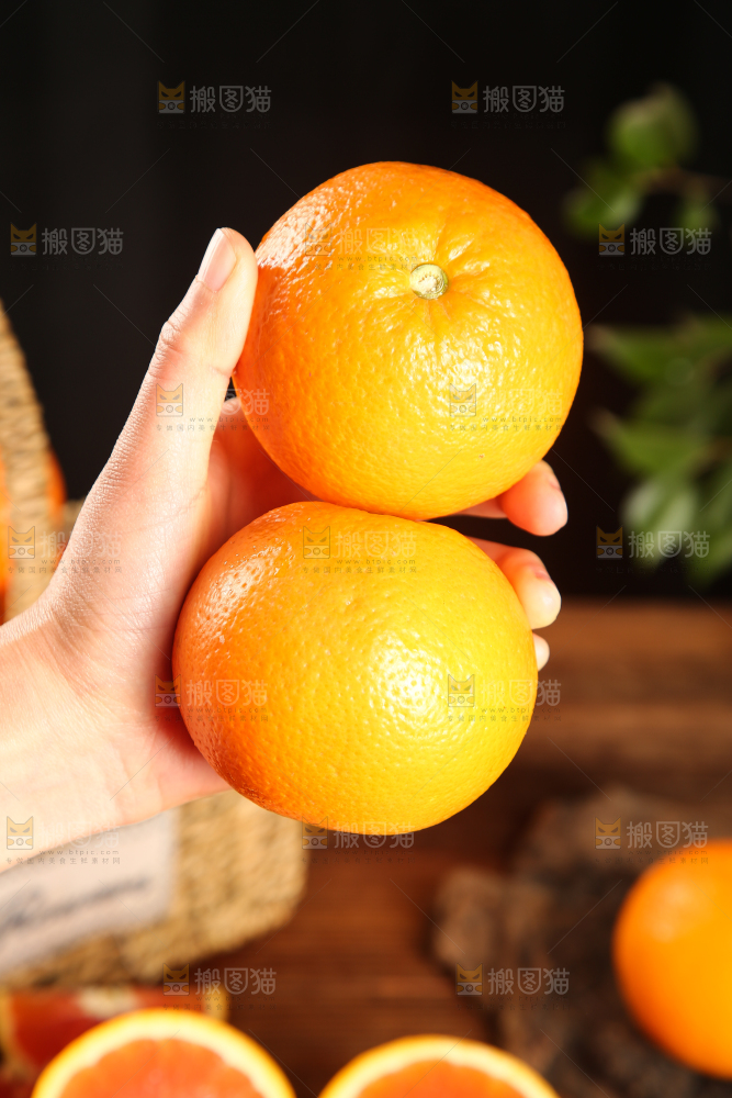 手里拿着血橙