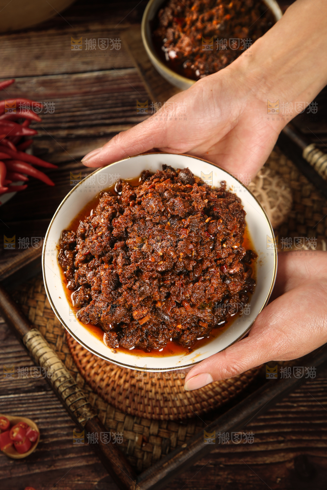 手里端着一盘香菇牛肉酱