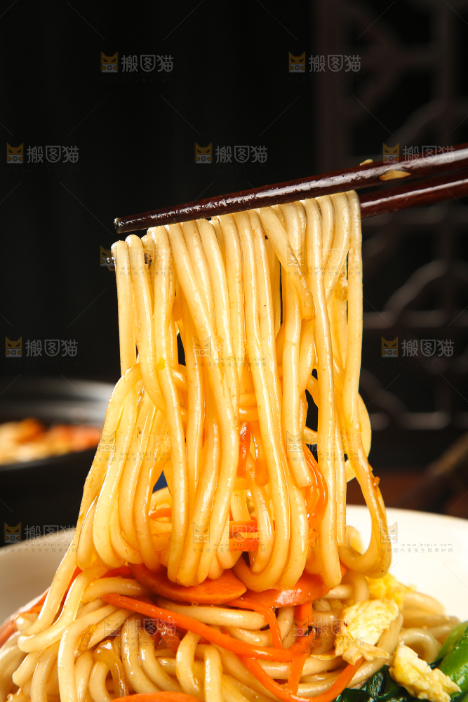 筷子上夹着土豆粉