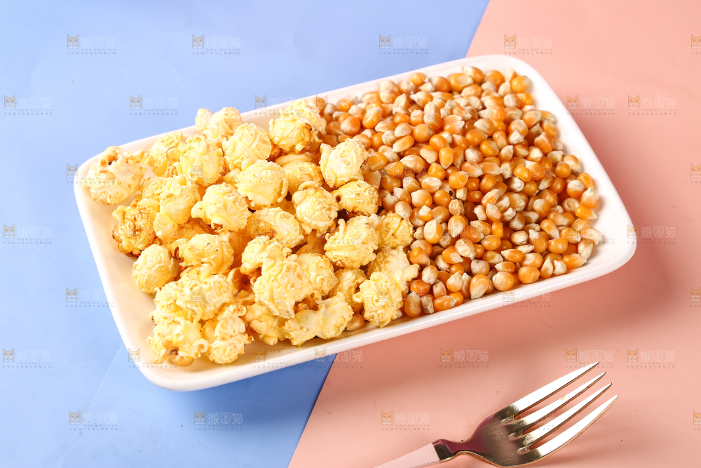 盘子里爆米花和玉米粒