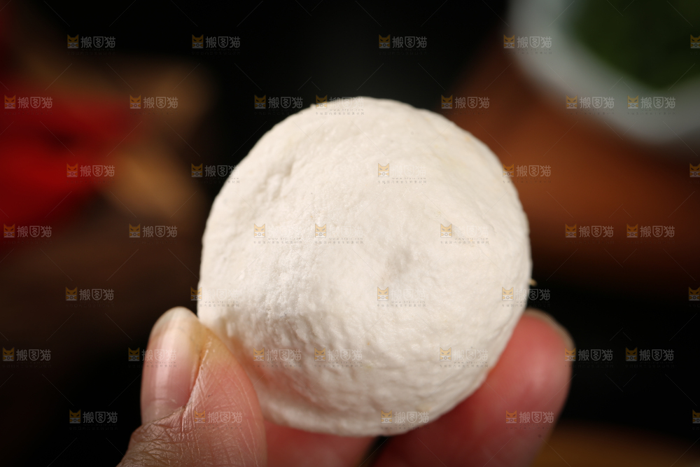手里拿着包心鱼丸