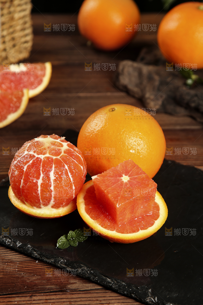 黑石板上放着中华红血橙