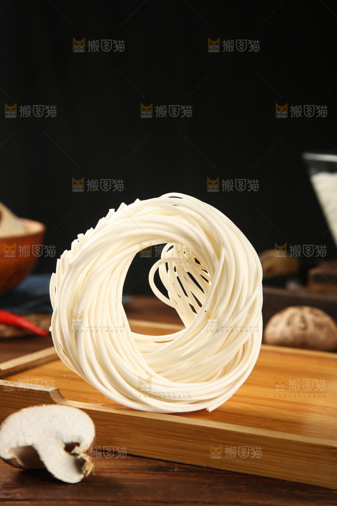 木盘里放着土豆粉
