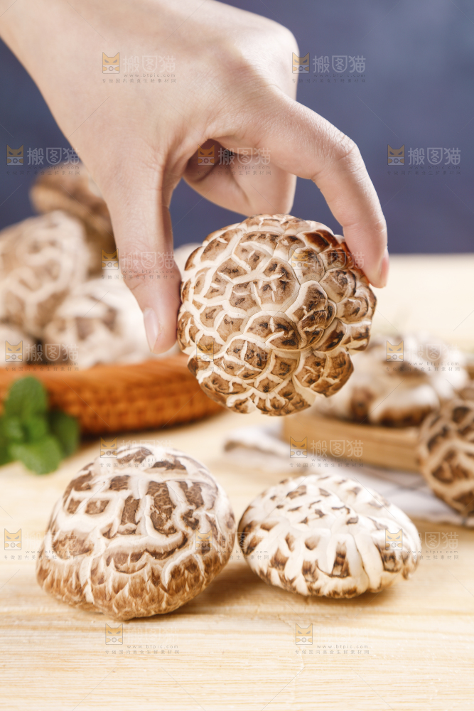 手里拿着冬菇