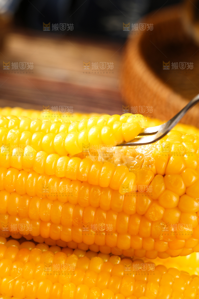 叉子上插着甜糯玉米