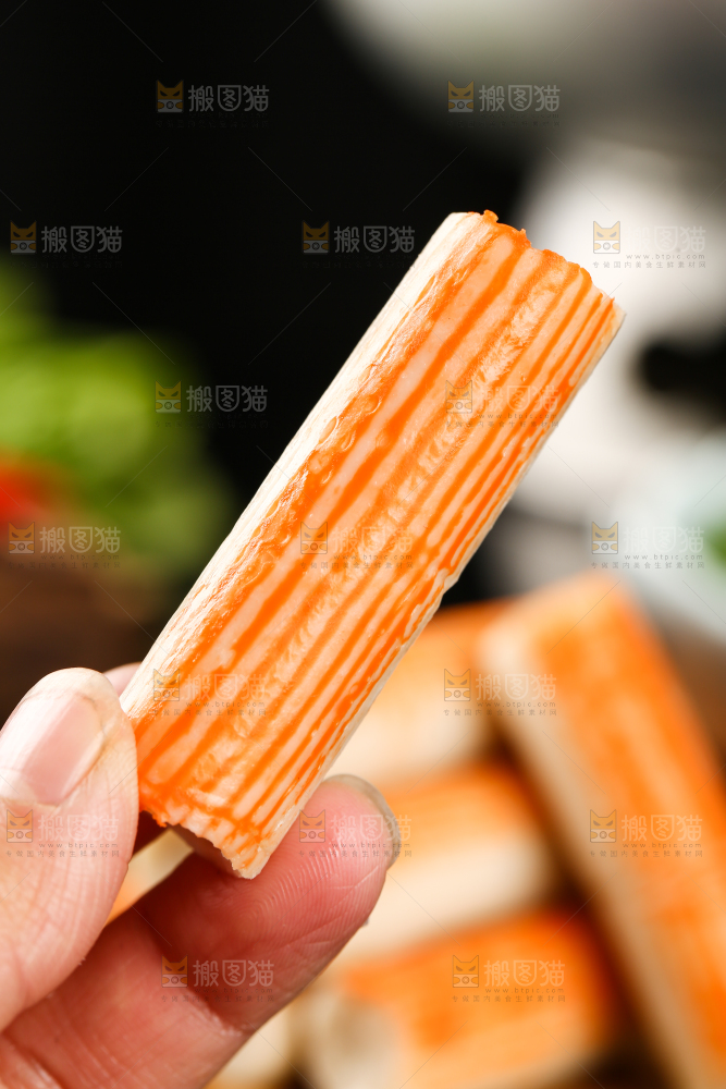 手里拿着蟹味棒