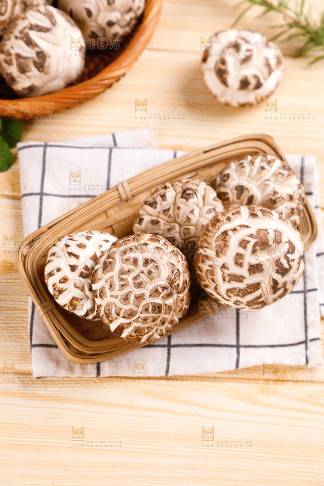 篮子里的干花菇