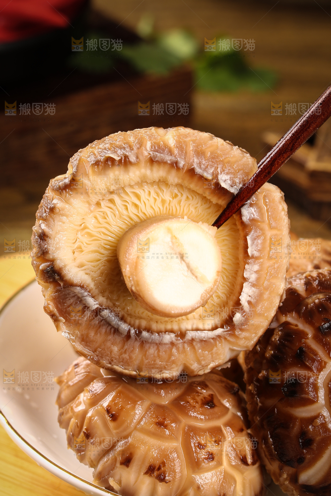 筷子上夹着椴木花菇