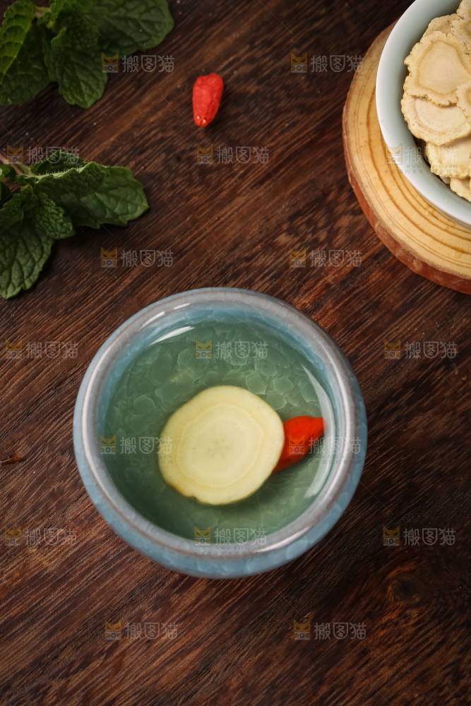 木底上一杯西洋参茶