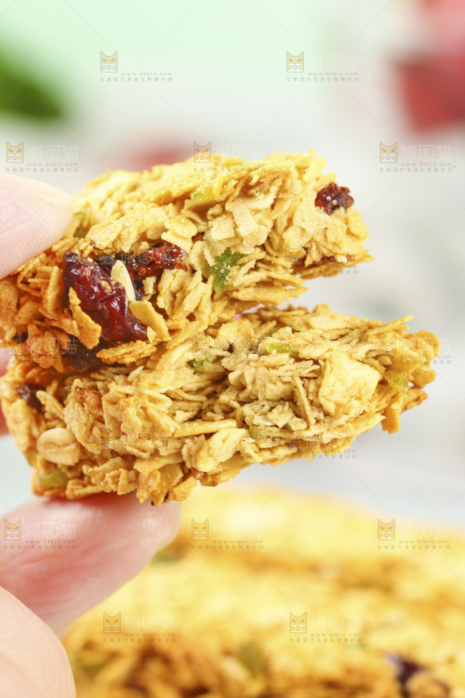 手里拿着燕麦饼干
