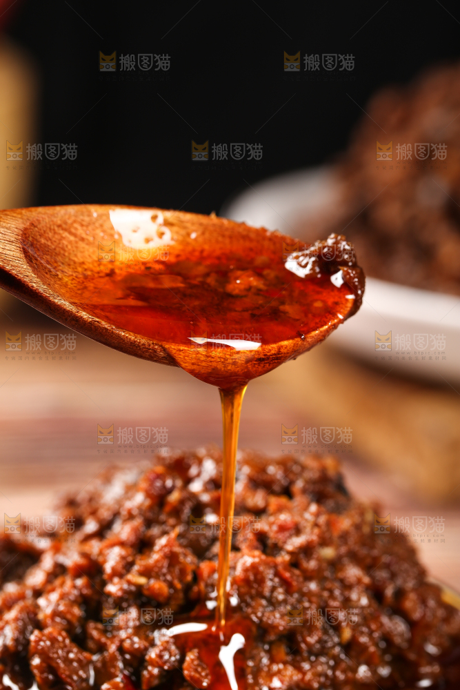 勺子上舀着辣椒油