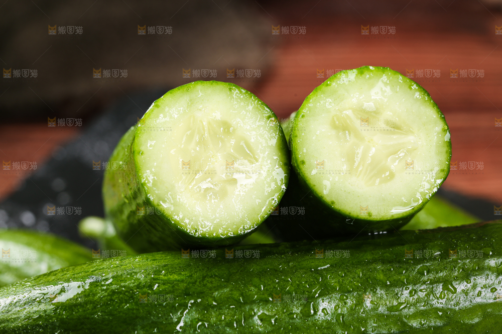 黑石板上摆放着水果小黄瓜