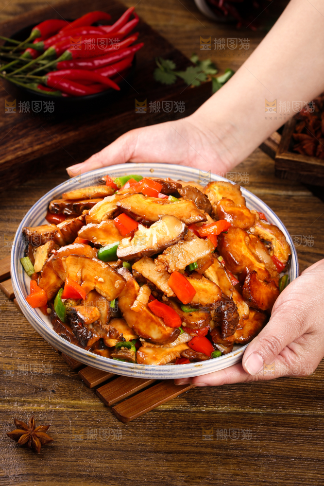 手里端着一盘花菇炒肉