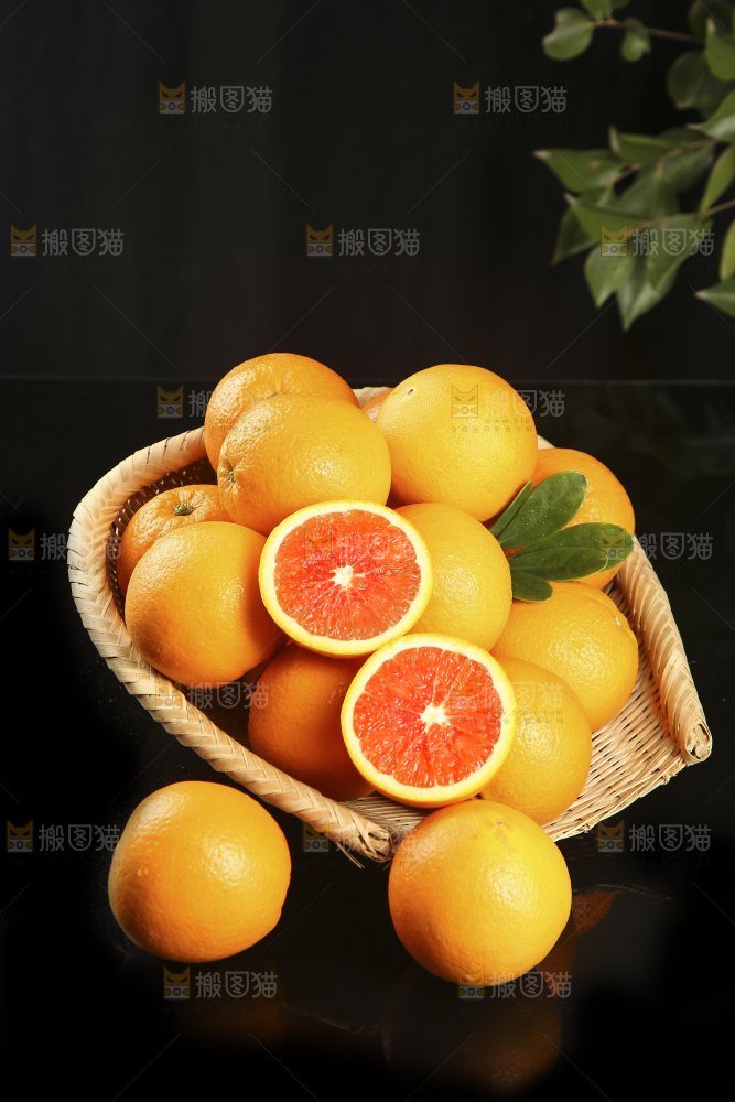 黑底上放着一簸箕赣南血橙