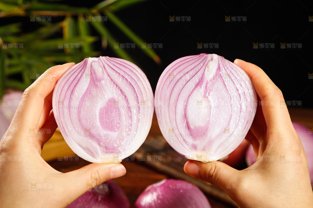 手里拿着切面的洋葱