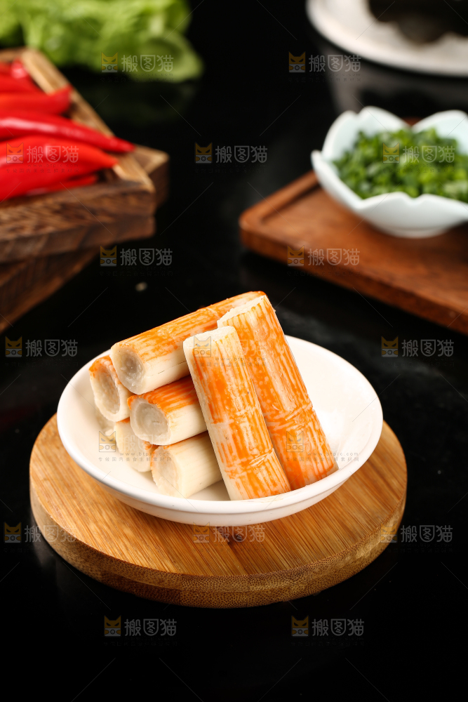 木板上一盘蟹肉棒