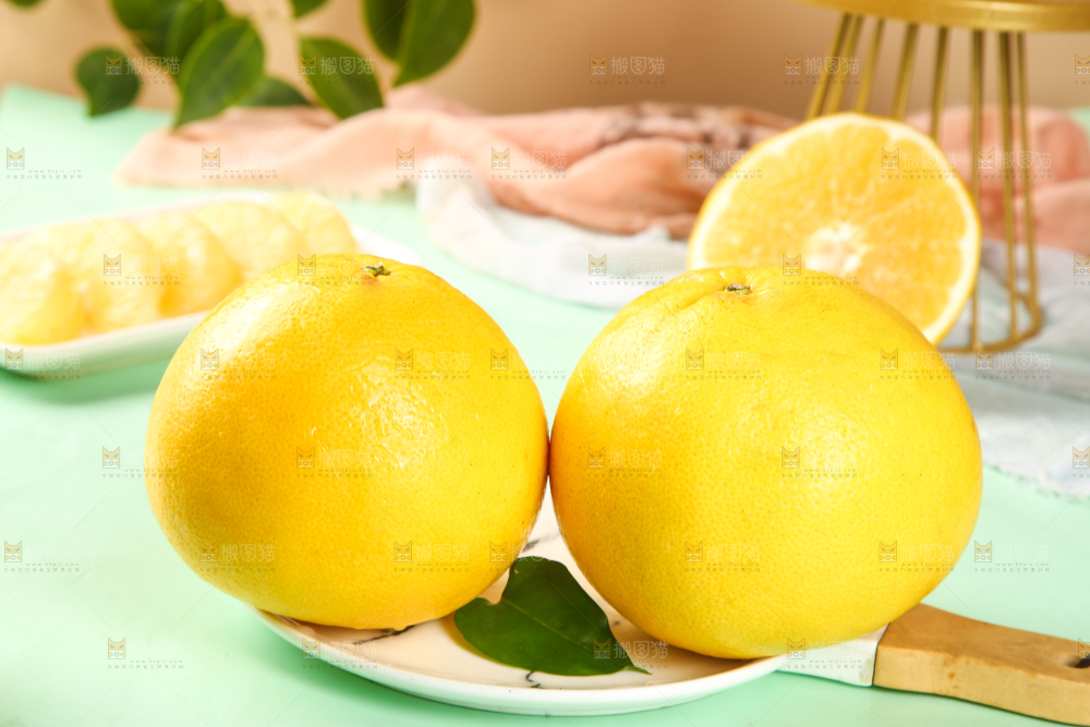 盘子里的柚子