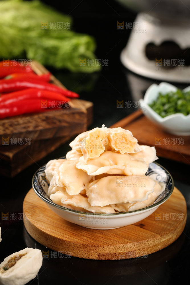 木板上放着一盘火锅饺