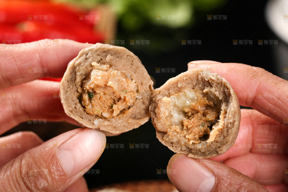 手里拿着肉丸子