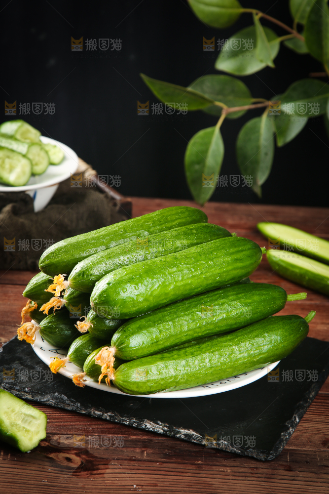 黑石板上一盘小黄瓜