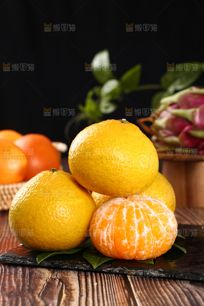 黑石板上放着一堆甜心柚