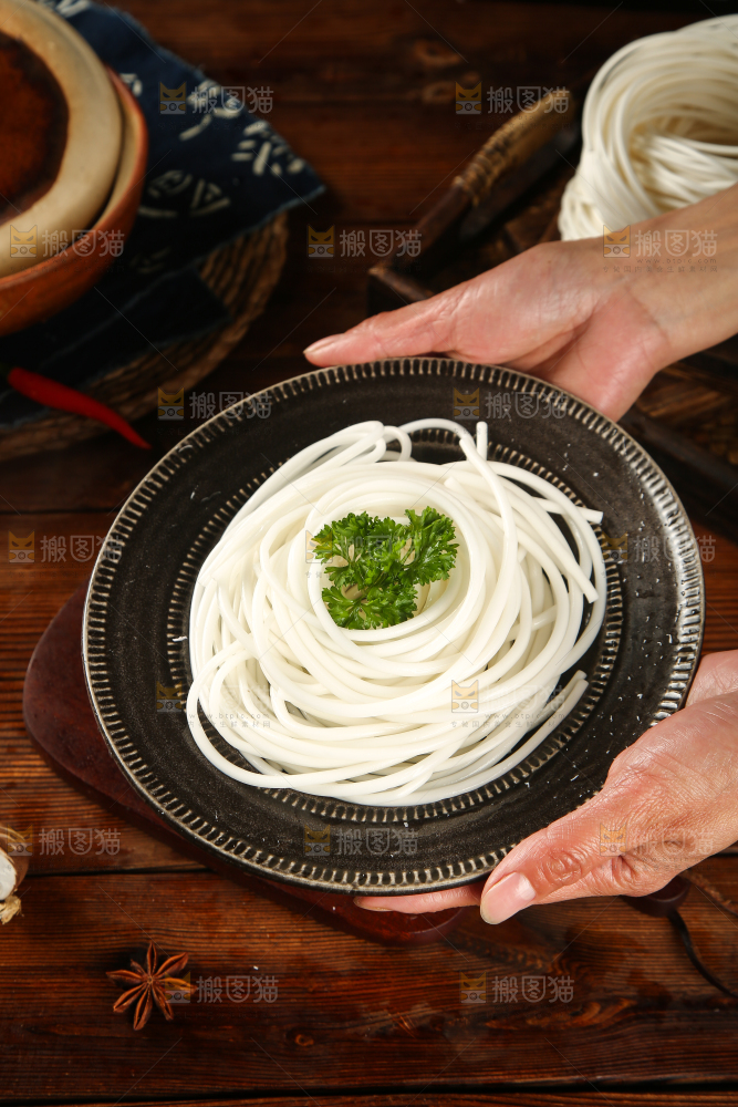 手里端着一盘土豆粉