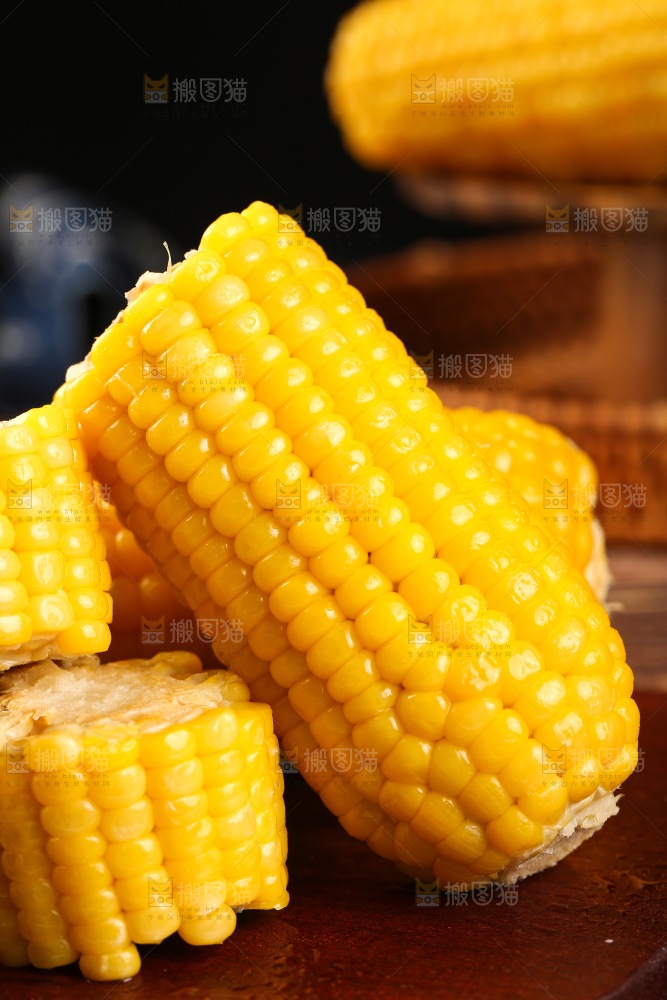 木板上的东北黄糯玉米