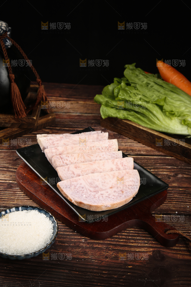 木板上一盘广西芋头