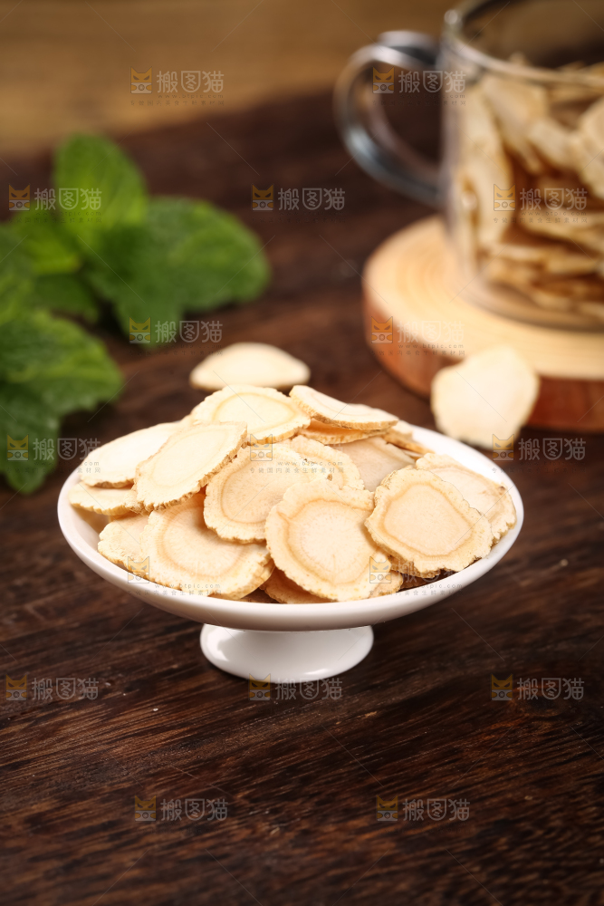 木底上放着一盘西洋参片