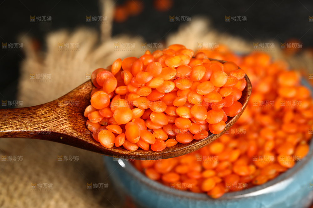勺子上舀着红扁豆