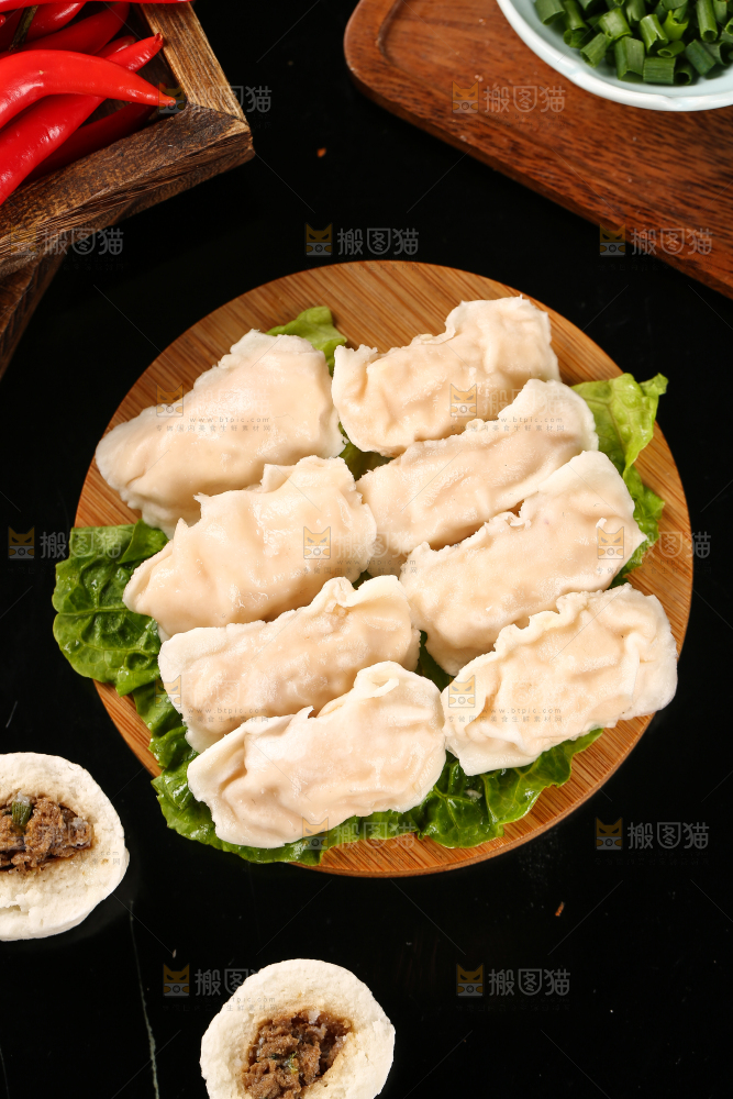 菜叶上摆放着火锅虾饺