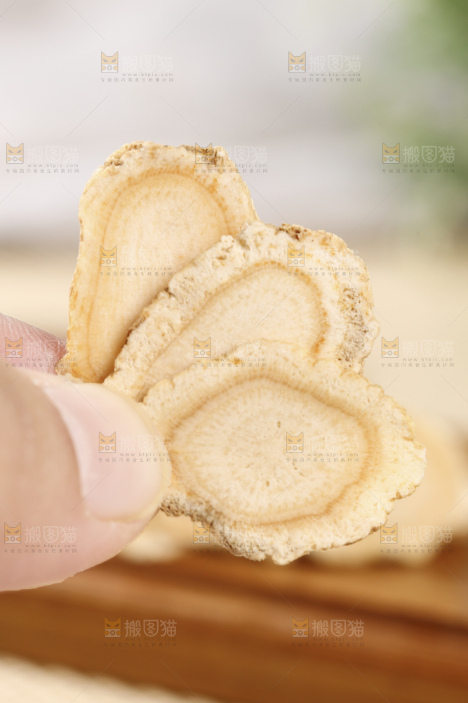 手里拿着长白山西洋参片