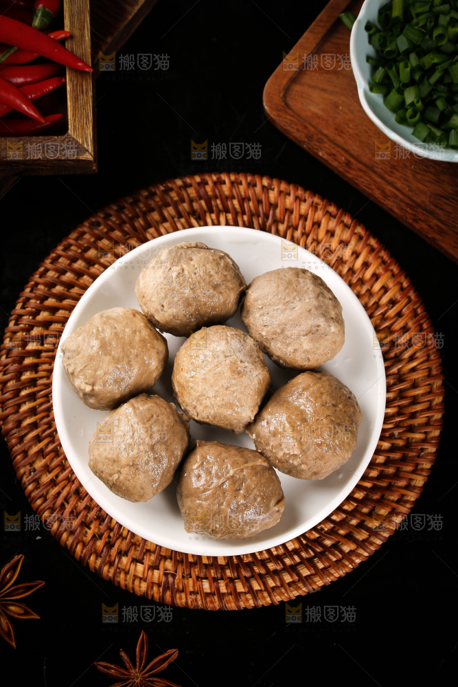 藤垫上摆放着一盘牛肉丸