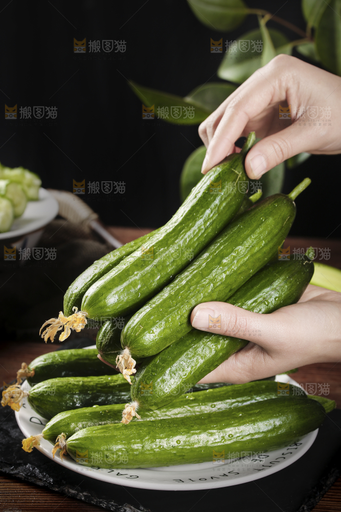 手里拿着水果黄瓜