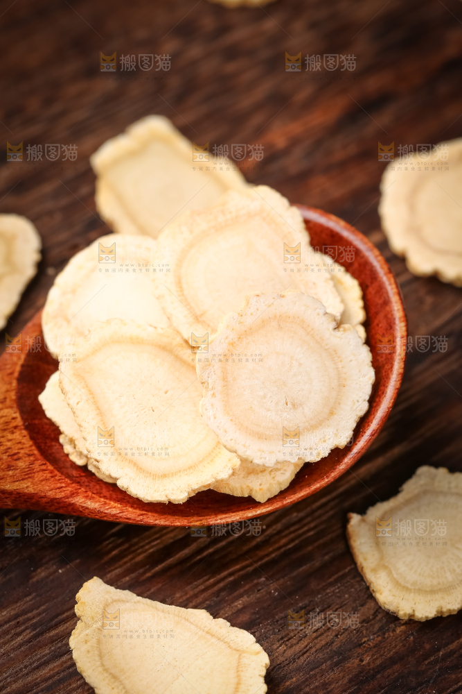 勺子上舀着花旗参片