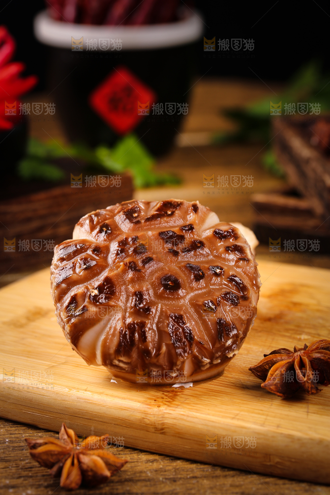 木板上摆放着香菇