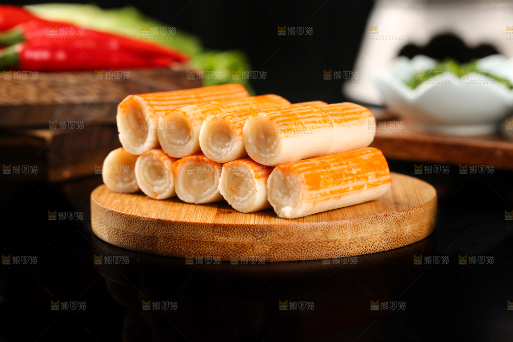 木板上摆放着蟹肉棒