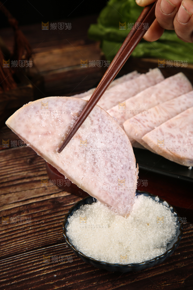 筷子上夹着切块芋头