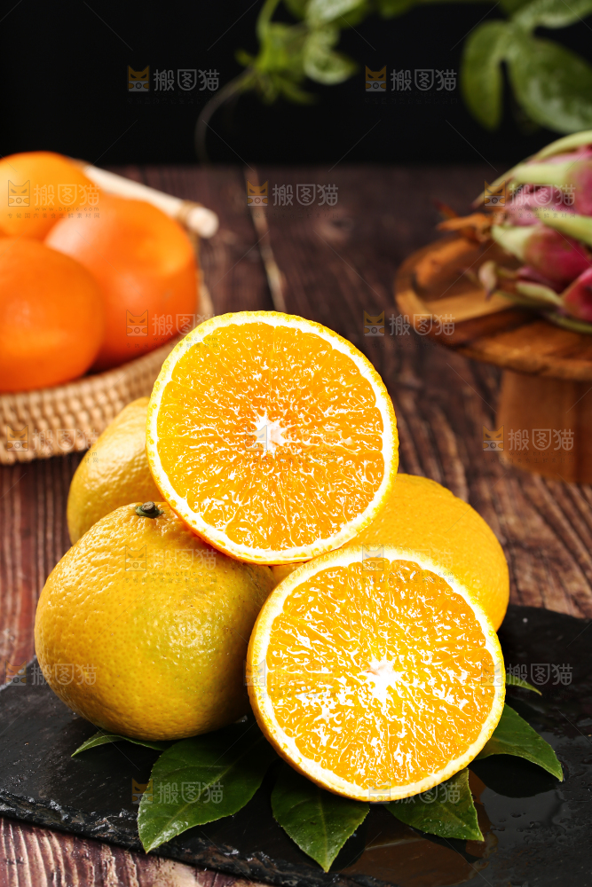 黑石板上放着一堆甜心柚