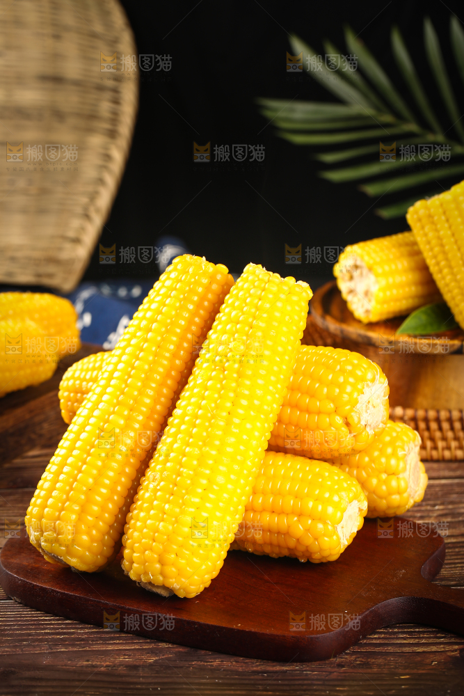 木板上放着一堆糯玉米