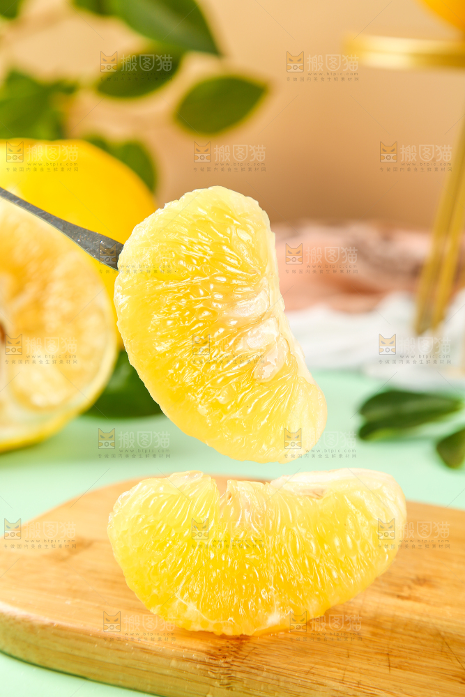 叉子上插着葡萄柚果肉
