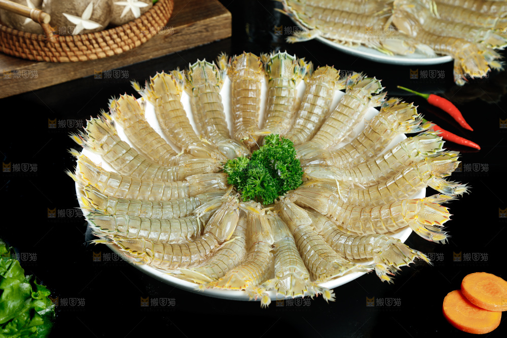 一盘新鲜皮皮虾摆放在黑底上