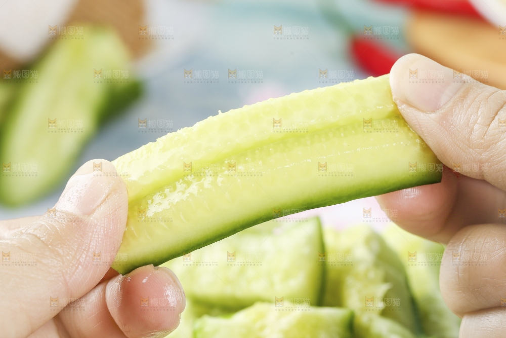 手里拿着黄瓜