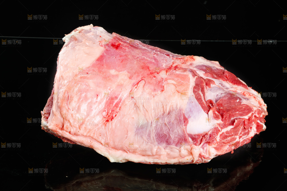 黑底上摆放着内蒙古羔羊排