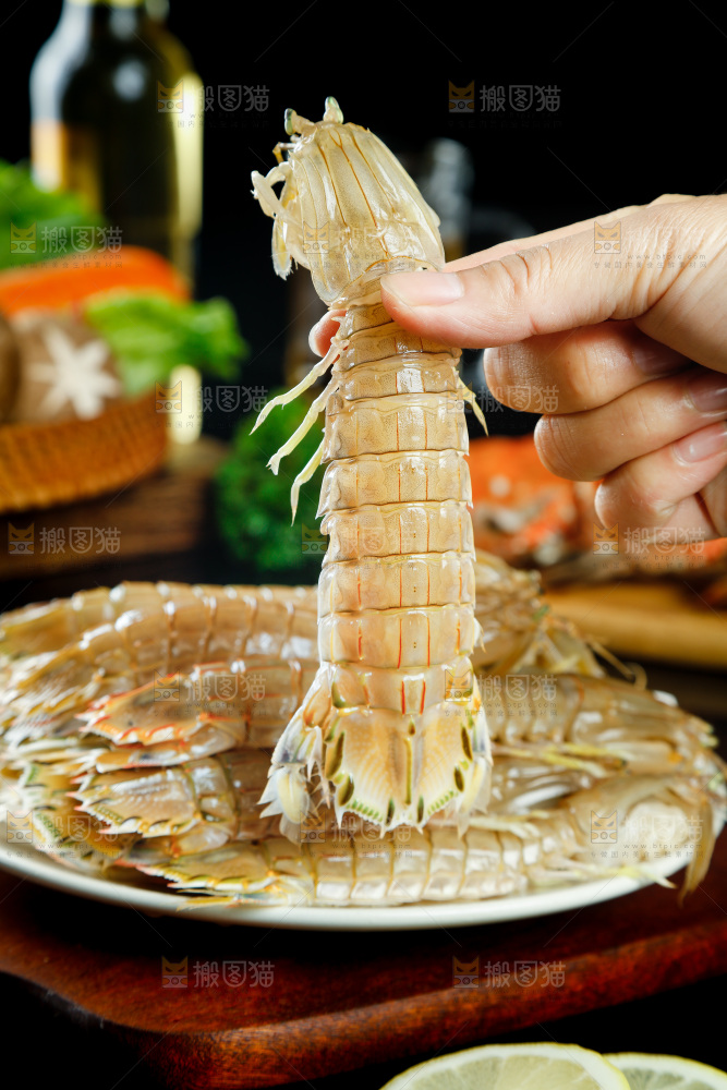 手里拿着虾蛄