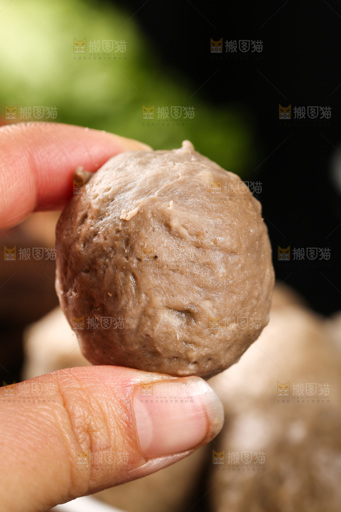 手里拿着肉丸子