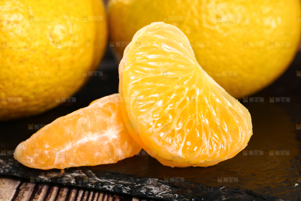 黑底上摆放着桔柚和桔柚果肉