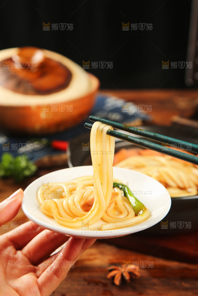 手里端着土豆粉